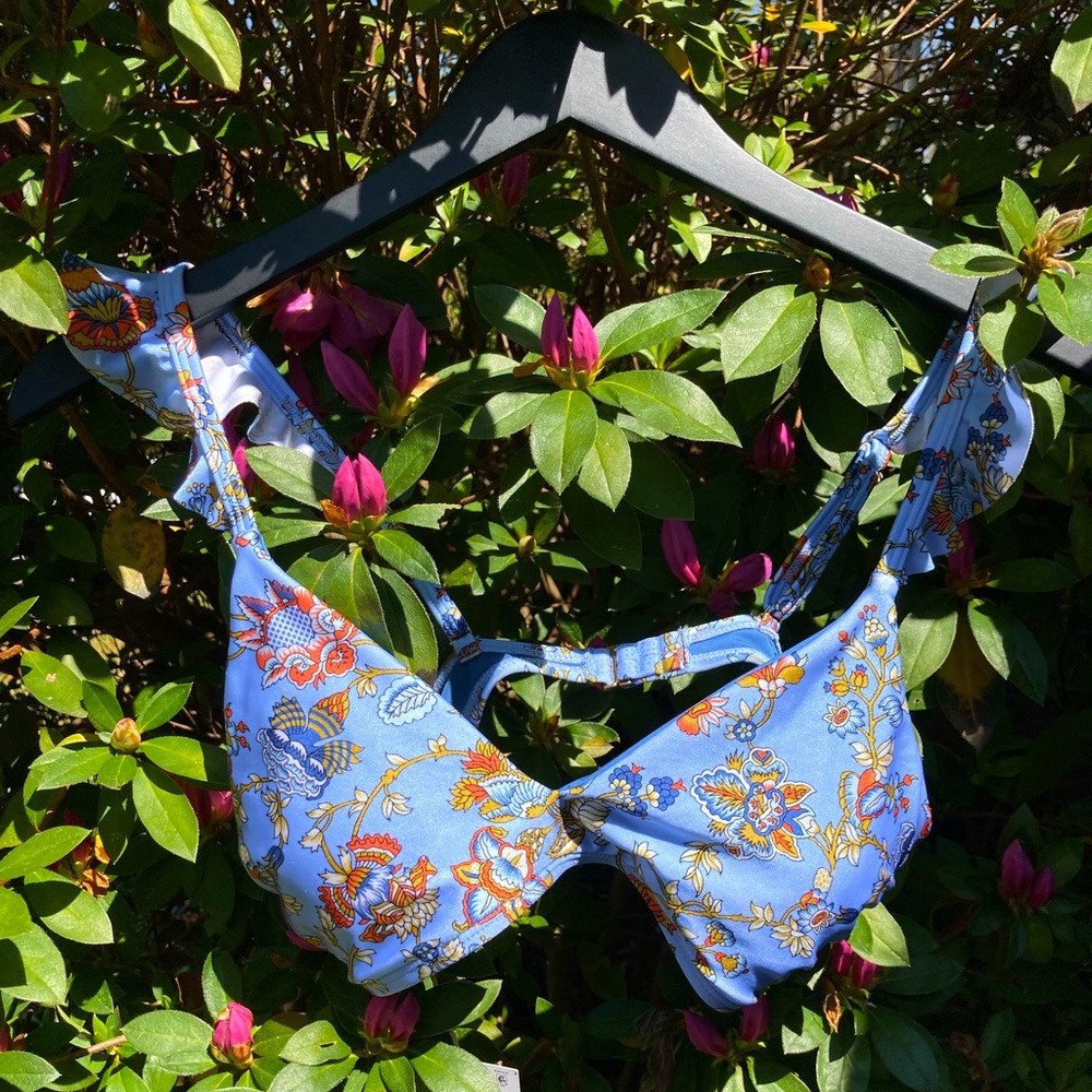 Chelsea and violet beautiful blue bikini swim top Size M